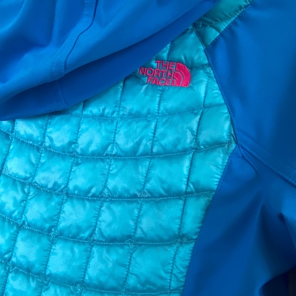 Northface Jacket and vneck shirt - Picture 5 of 9